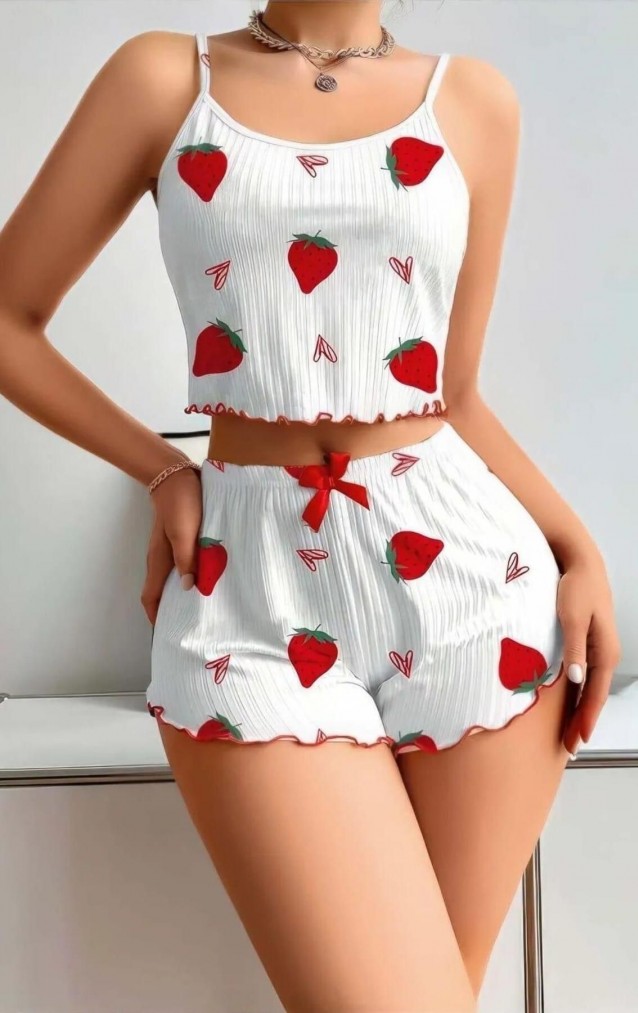 Beyaz Çilek Desenli Askılı Şortlu Pijama Takımı