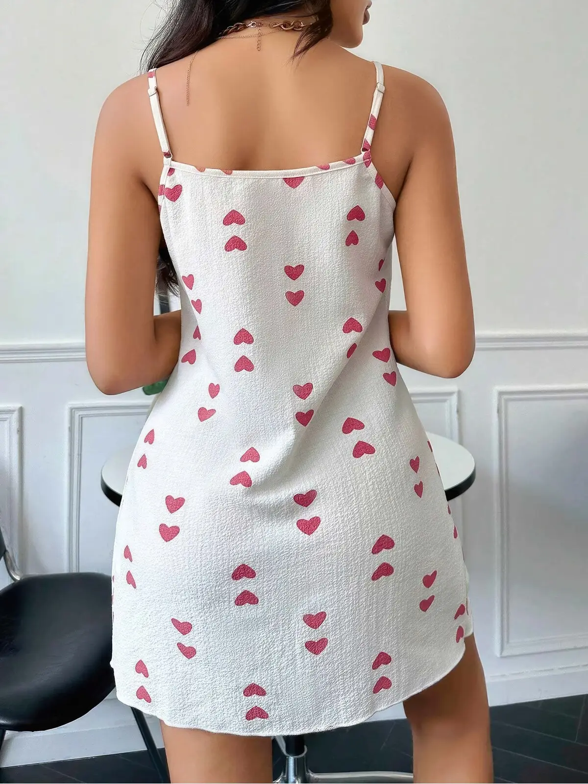 Kalpli Beyaz Askılı Mini Gecelik – Yumuşak Dokusuyla Rahat – — detay