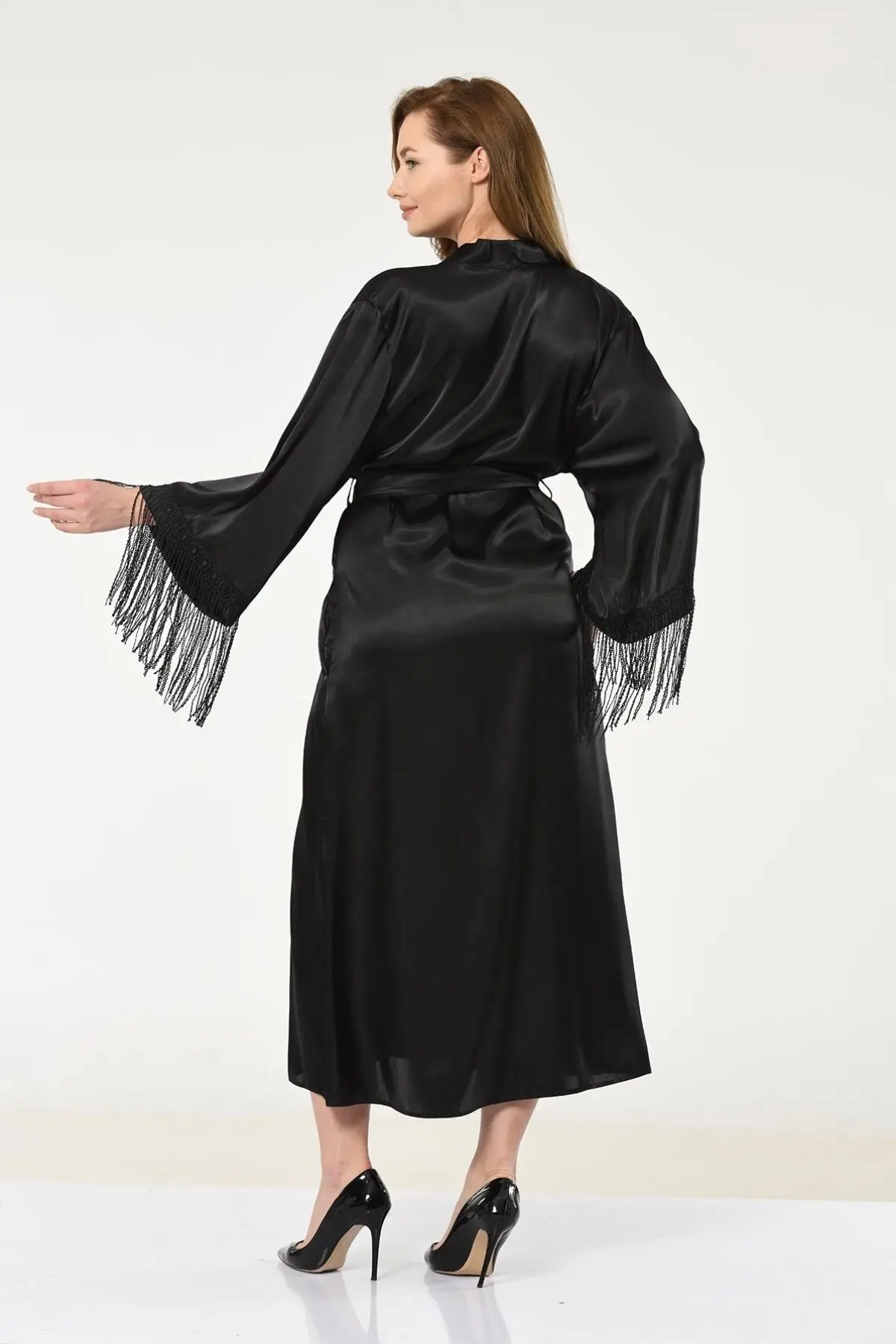 Kolları Saçaklı Siyah Saten Kimono.