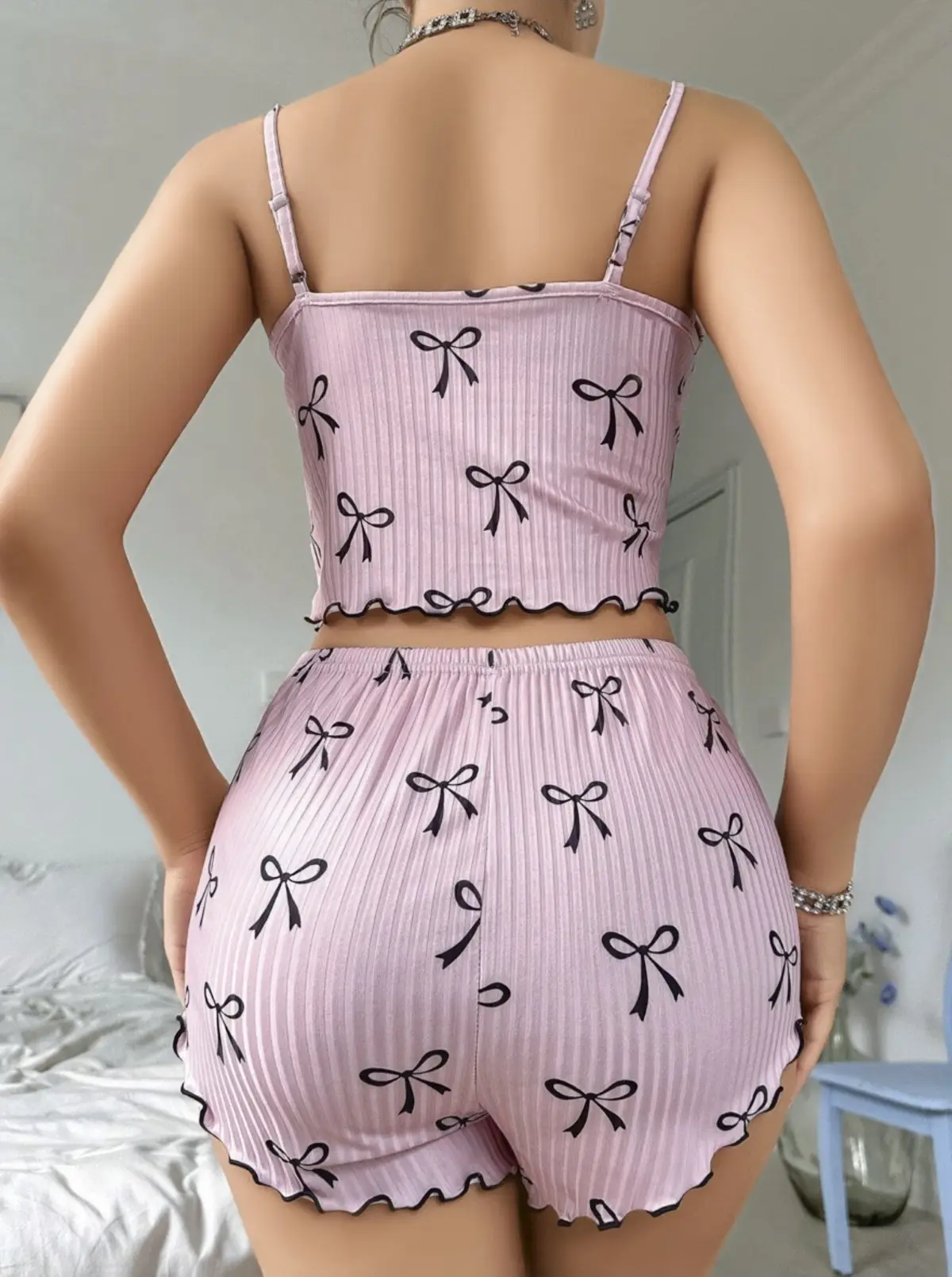 Kadın Pembe Kurdele Desenli Şortlu Pijama Takımı – Rahat ve Şık Ev Giyim